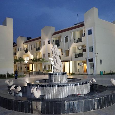 Vrindāvan Home-Like Infinity Resort מראה חיצוני תמונה