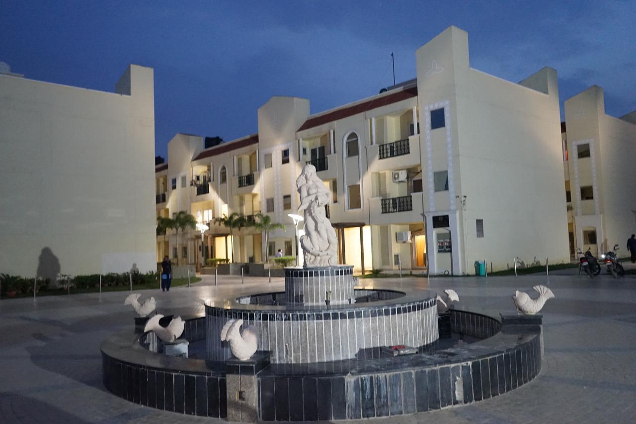 Vrindāvan Home-Like Infinity Resort מראה חיצוני תמונה