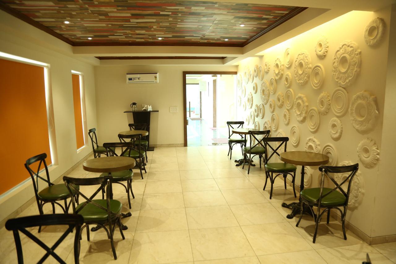 Vrindāvan Home-Like Infinity Resort מראה חיצוני תמונה