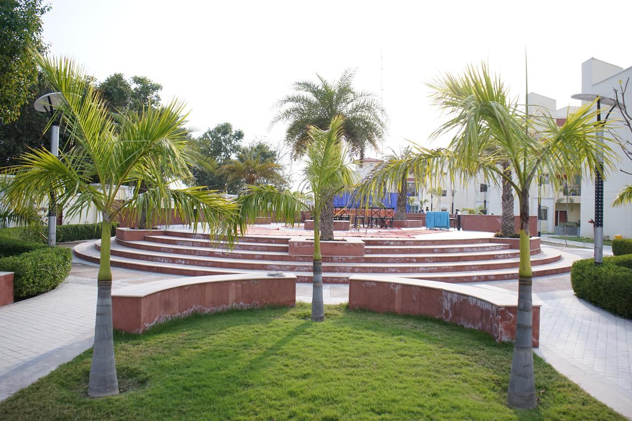 Vrindāvan Home-Like Infinity Resort מראה חיצוני תמונה